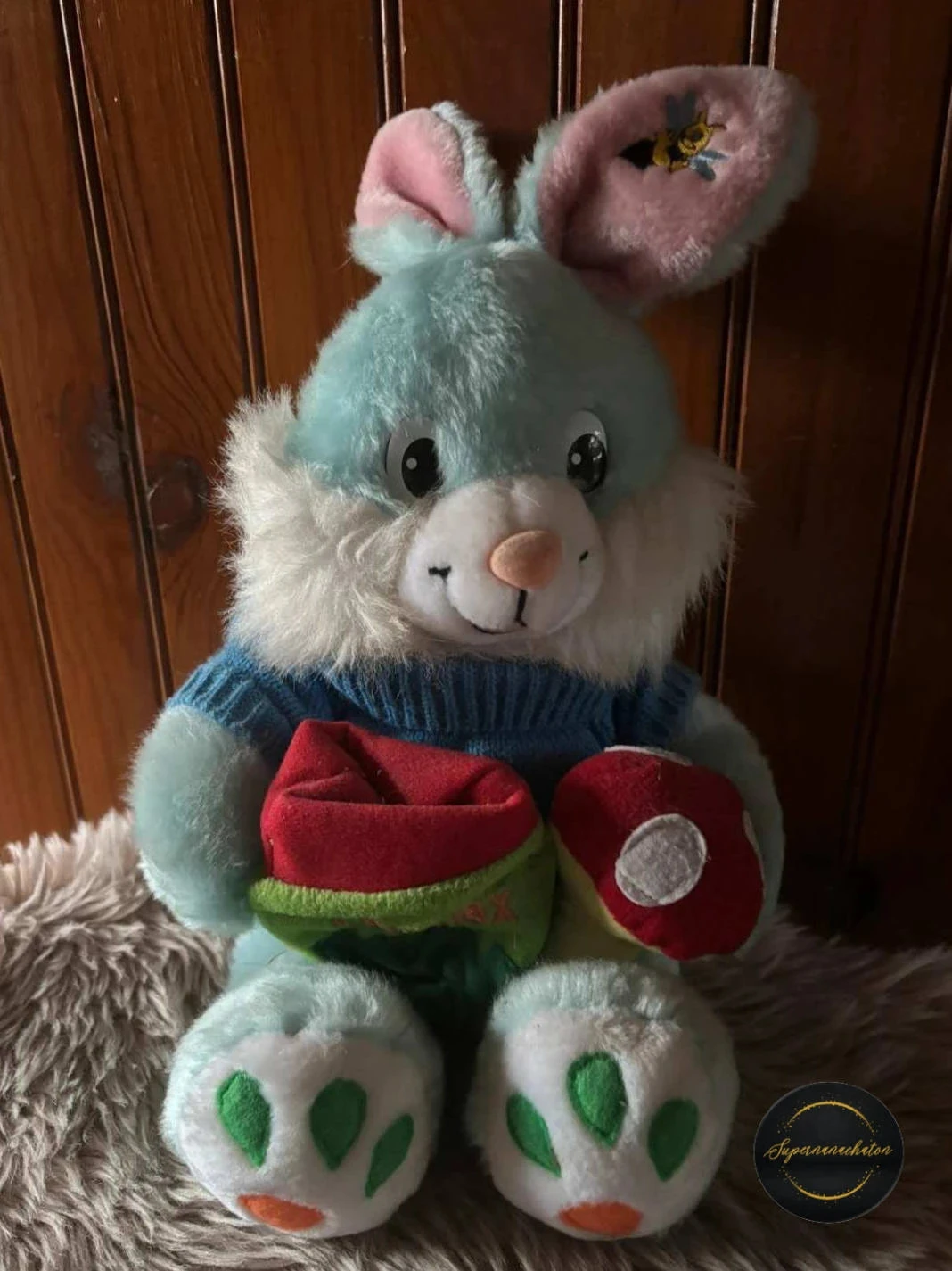 Peluche lapin avec pull et petit panier Pâques